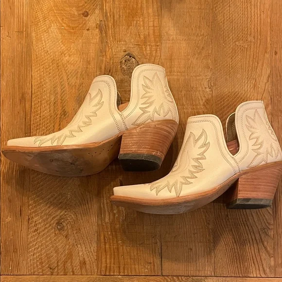 Ariat Stylish Cream Western Ankle Boots - Picture 4 of 8